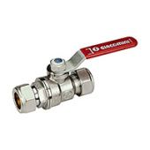 Кран шаровой со стандартным проходом, с обжимными переходниками для подсоединения металлической трубы, с накидными гайками, с красной рычажной рукояткой.